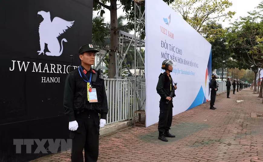  Mobile police forces are present at the JW Marriott Hotel area (Photo: VNA)