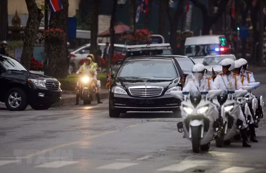 Vietnamese police escort DPRK Chairman Kim Jong-un on the way to the DPRK embassy (Photo: VNA)