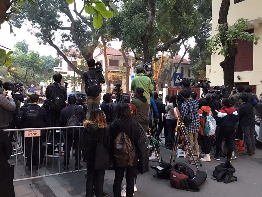 A large number of reporters outside the embassy (Photo: VNA)