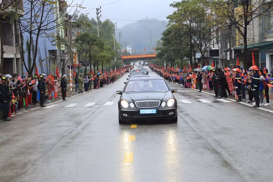 The convoy of DPRK Chairman Kim Jong-un travels to Hanoi on National Highway No.1 (Photo: VNA) 