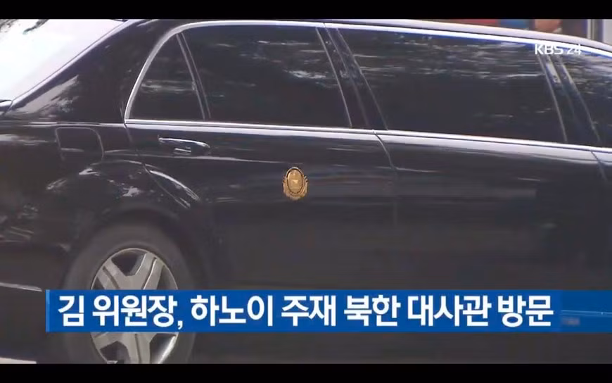 A car carriying DPRK Chairman Kim Jong-un heads to the embassy 