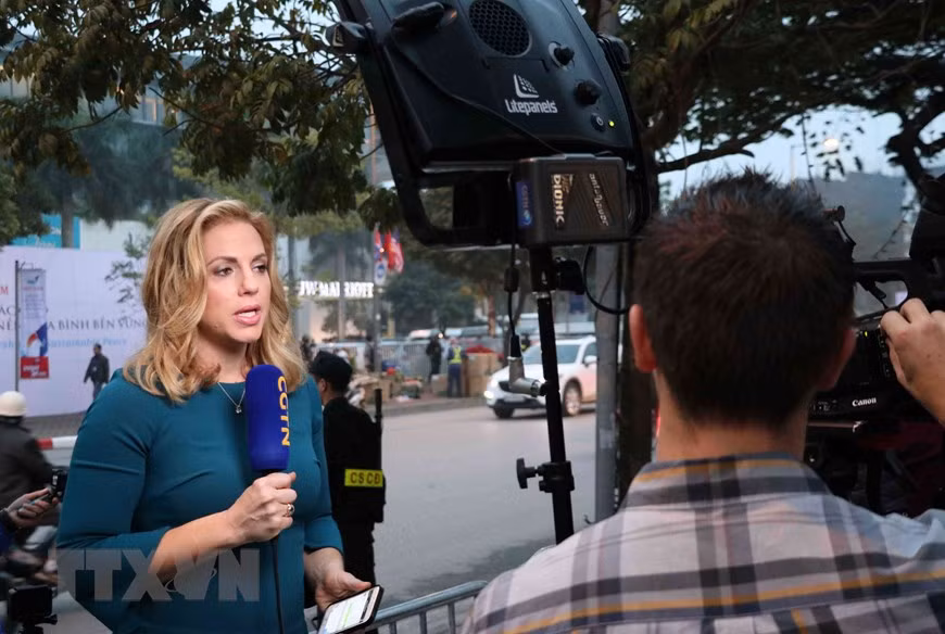 Foreign reporters report news on Do Duc Duc street, outside Marriott Hotel, Hanoi (Photo: VNA)