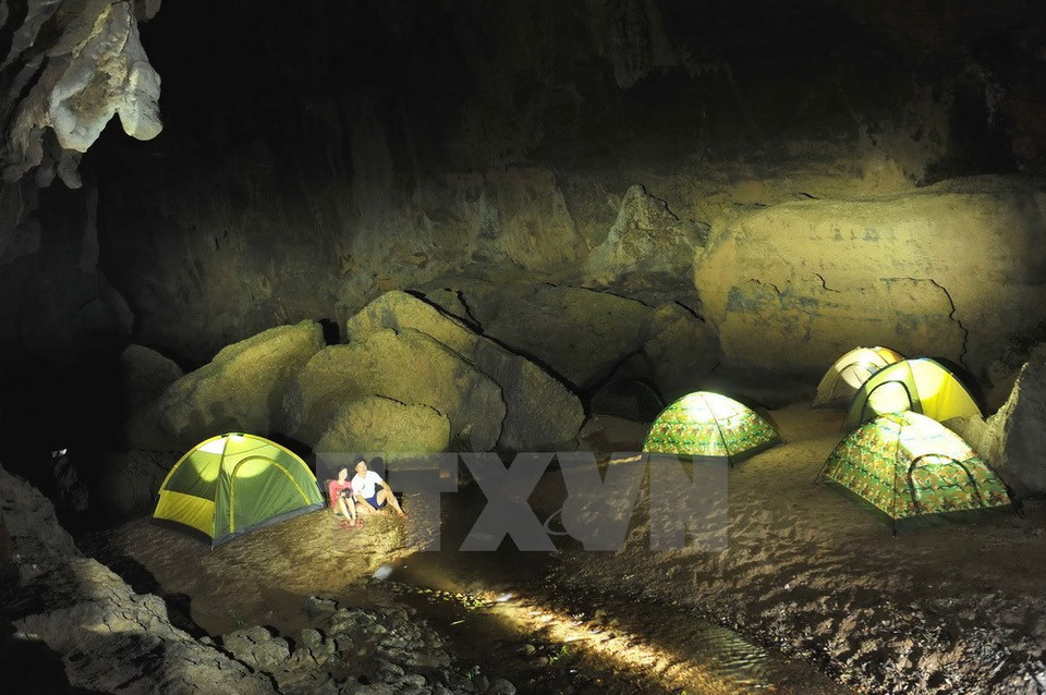 Through the two-day and one-night tour, visitors travel through the forest and explore Sinh Ton (Survival) Valley, E cave and Thuy Cung (Aquarium palace) Cave while crossing through the 6-kilometre Toi Cave. Photo: VNA