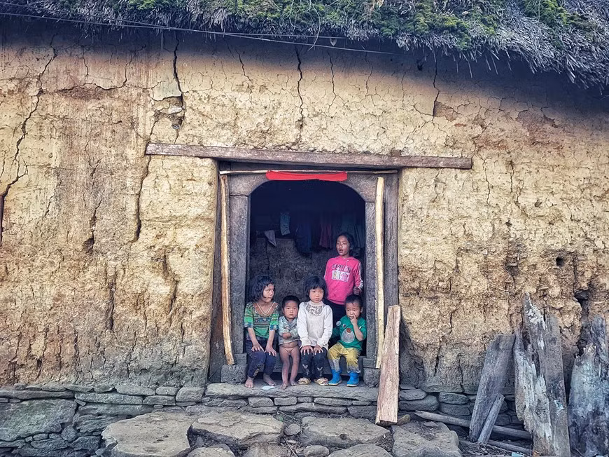 Children sit on the doorstep of a ‘trinh tuong’ house to wait for adults to return from work. Small doors and windows are meant to help the houses steer clear of the cold in winter. As houses are made of earth, the construction is carried out only in the dry season, from the eighth to the 12th lunar month. Despite being made of earth, many ‘trinh tuong’ houses that exist in Y Ty commune today date back to a few hundreds of years ago. Only this type of houses is tolerant of the harsh climate conditions, cold and foggy, in this northern mountainous land (Photo: VietnamPlus)