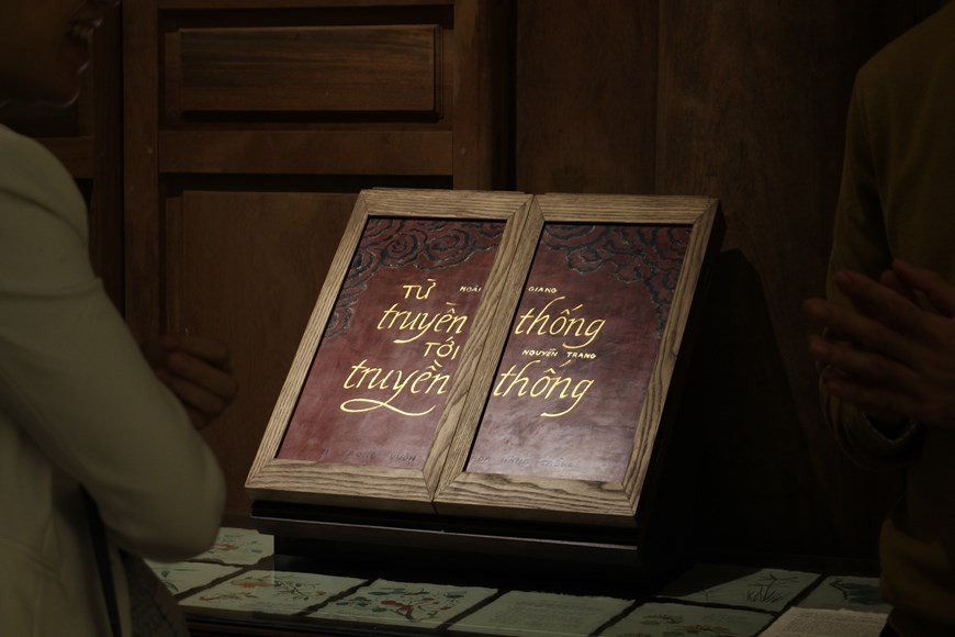 The exhibition, themed ‘Tu truyen thong toi truyen thong’ (From tradition to tradition), displays works by students majoring in lacquer and silk at the painting faculty of the Hanoi-based Vietnam University of Fine Arts. Opened on October 30, the event is organised at Nam Huong Communal House, No 75 Hang Trong street in Hanoi, and will last through December 20. It showcases 25 works, including paintings and installation art objects made from other traditional painting materials such as silk and lacquer by 26 authors. Most of the items on show feature images of the Hang Trong folk painting genre and also embody personal creativity of their authors (Photo: VietnamPlus)