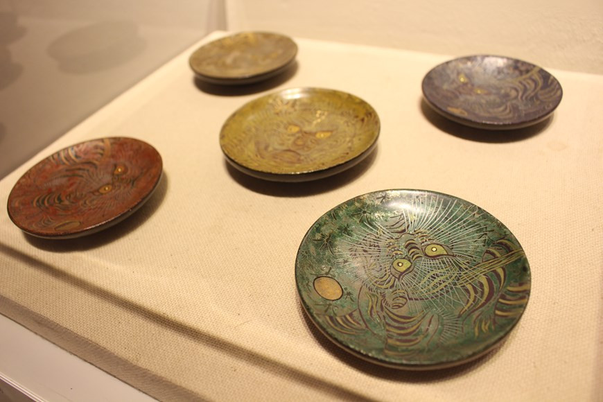 The famous ‘Ngu ho’ (Five tigers) picture of the Hang Trong genre is renewed with a work named ‘Ngu ho – Ngu hanh’ (Five tigers – Five basic elements) by Truong Hoang Hai. Traditional painting genres have been strongly affected by the modern life as people nowadays are no longer in the habit of buying such pictures. Since the late 20th century, more attention has been paid to the study, preservation, and promotion of folk painting genres. Many symposiums have been organised while a number of old paintings and woodcut blocks have been collected and introduced at museums. The preservation of folk paintings has also been part of some traditional cultural heritage protection projects (Photo: VietnamPlus)