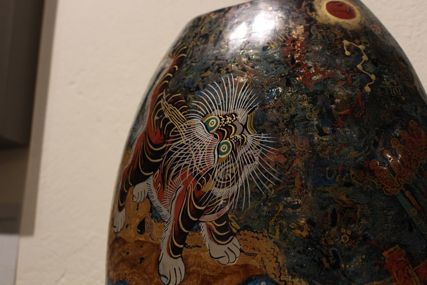 Like other objects on display, this lacquer vase, named ‘Xich ho tuong quan’ (General Red Tiger), by Nguyen Thi Nhu Quynh impresses visitors with its sophistication and colours. In the traditional making of Hang Trong paintings, after printing black outlines and drawing details, craftsmen colour their pictures with pigments, and therefore the tone of Hang Trong paintings is usually bright and attractive with principal colours being pink, blue, green, red and yellow. The aesthetic value in pictures of Hang Trong painting is more urban than in the Dong Ho ones, which are made in the countryside and often reflect the perspective of farmers (Photo: VietnamPlus)
