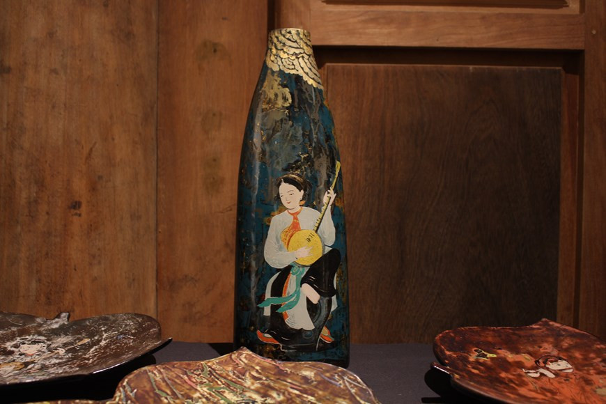 A lacquer vase featuring the image of a woman playing ‘dan nguyet’ (moon-shaped two string lute). Common characters in Hang Trong paintings include kings, lords, Buddha, saints, children and the three gods symbolising longevity, prosperity and happiness. Some popular pictures of Hang Trong painting are ‘Ngu ho’ (Five tigers), ‘Ly ngu vong nguyet’ (Carp looking at the moon), ‘Tu binh’ (Four female musicians), and ‘To nu’ (Virgin girl). Apart from Hang Trong, other well-known folk painting genres in Vietnam include Dong Ho (Bac Ninh), Kim Hoang (Hanoi), Sinh (central province of Thua Thien-Hue), along with 'kinh' (glass) and 'goi vai' (wrapped in fabric) paintings in the south (Photo: VietnamPlus)