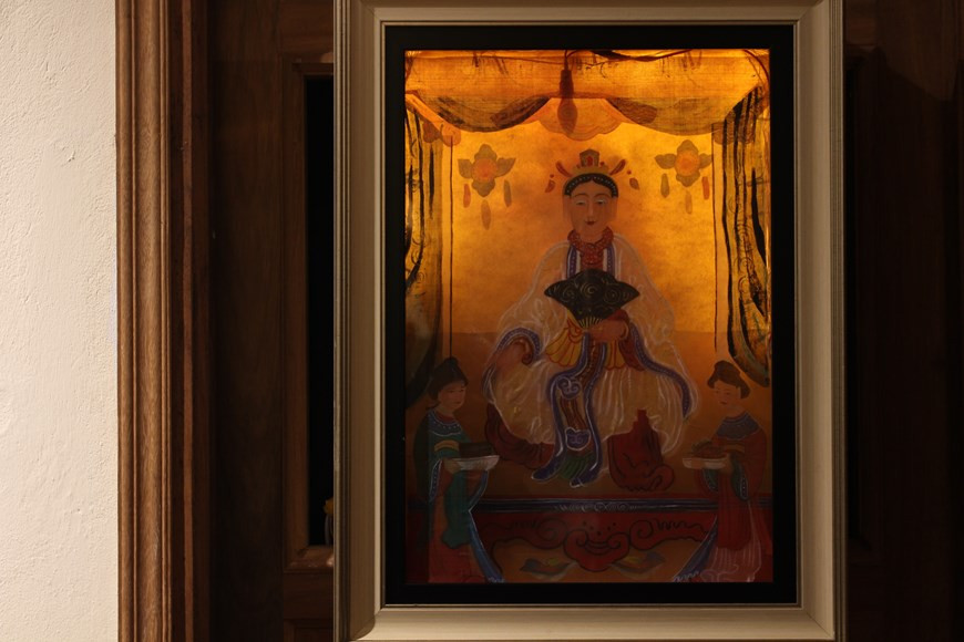 An installation artwork created by arranging many layers of silk combined with lighting. Its original painting is used in the worship of Mother Goddesses. One of the most popular folk painting genres in Vietnam, Hang Trong painting is closely associated with the culture of the capital city. In the past, Hang Trong craftsmen often began to make pictures in the eleventh and twelfth months in the lunar calendar so that they could meet the high demand during the Tet holiday, when a Hang Trong painting was indispensable for each Hanoi family. For this reason, Hang Trong painting, besides Dong Ho, was also called ‘tranh Tet’ (Tet painting) (Photo: VietnamPlus)