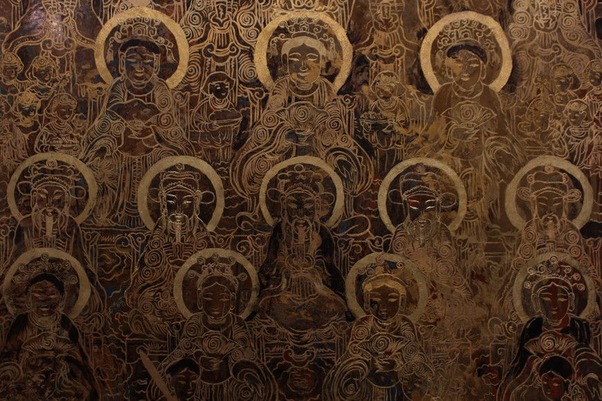 A close look at ‘Tu phu cong dong’ (The Council of Four Palaces), a Hang Trong painting for worshipping renewed by Nguyen Tran Hoang. To make a traditional Hang Trong painting, the craftsman starts with woodblocks to print black outlines, then draws details and finally colours the picture in by hand. Because the main part of the process is made by hand, Hang Trong pictures are slightly different from one to another, thus they become more valuable for the fastidious customers in Hanoi. The paper used in making Hang Trong paintings is called ‘xuyen chi’, which differs from the natural colour paper of Dong Ho painting, a renowned folk painting genre in nearby Bac Ninh province (Photo: VietnamPlus)