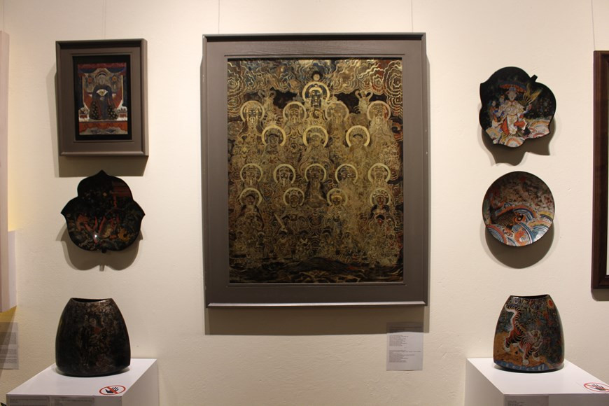 Some of the art works on show. Hang Trong painting is a genre of Vietnamese woodcut painting that originated from the area of Hang Trong and Hang Non streets in the Old Quarter of Hanoi. The genre dates back to about the 16th century and peaked in the late 19th century and early 20th century. It has been rated by researchers as highly aesthetical and sophisticated thanks to its woodblock printing and colouring techniques. The paintings also feature deep imprints of the culture and era when they came into being. There are two common types of Hang Trong paintings, one for worshipping and the other for Tet (Lunar New Year) decoration (Photo: VietnamPlus)