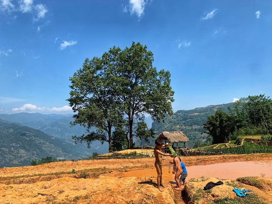 ‘Cong vien Y Ty’ (Y Ty Park) is what locals and many visitors call the area located at the end of the road traversing Choan Then village. This place features a thatched hut in the shade of two big trees and a large vacant land below which are terraced rice fields. Y Ty commune is famed among Vietnamese trekkers for its beautiful scenery at cloud level. It was once selected as one of the Best-kept Secrets in Asia Travel by the travel site www.thrillist.com. To have the best view of Y Ty’s cloud-covered region, it is recommended to travel from September to the following April during the dry season, with a possibility of snow (Photo: VietnamPlus)