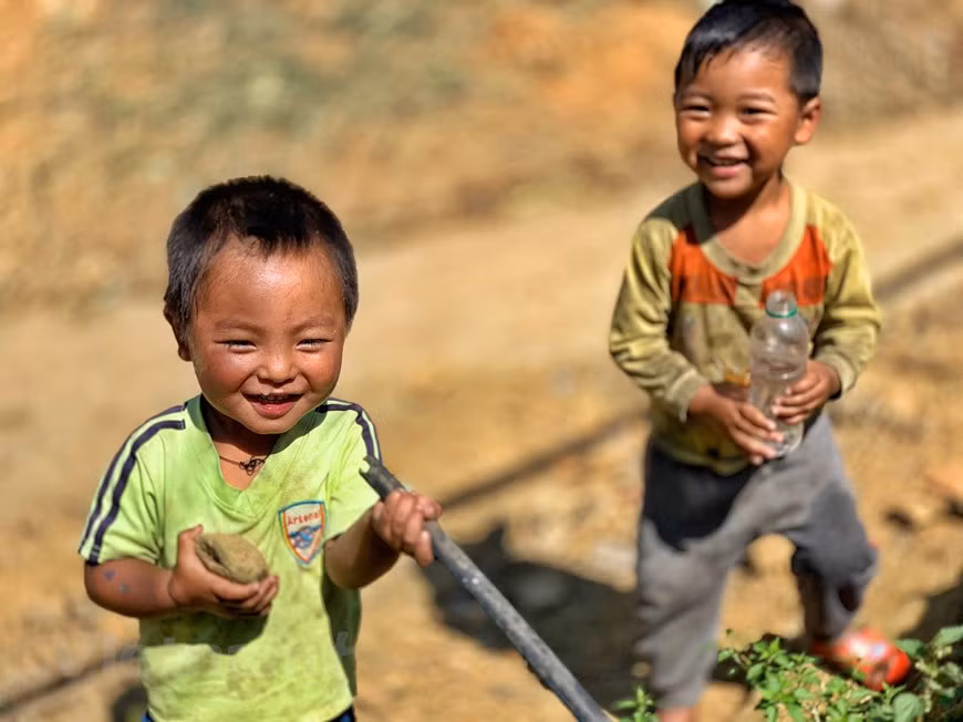 Girls often gather in their own group while boys only play with their male peers. Here in Y Ty, the area is covered by clouds clinging to the side of mountains in winter, looking like a heaven of fairies. The white colour is replaced by the pink of the Do Quyen (rhododendron) flower in full bloom in spring. As summer comes, the grey paddy fields seem to be covered in a new cloth by the skillful and industrious hands of locals. In September and October, Y Ty commune is the most beautiful as the paddies turn yellow dotted with houses with wooden roofs (Photo: VietnamPlus)