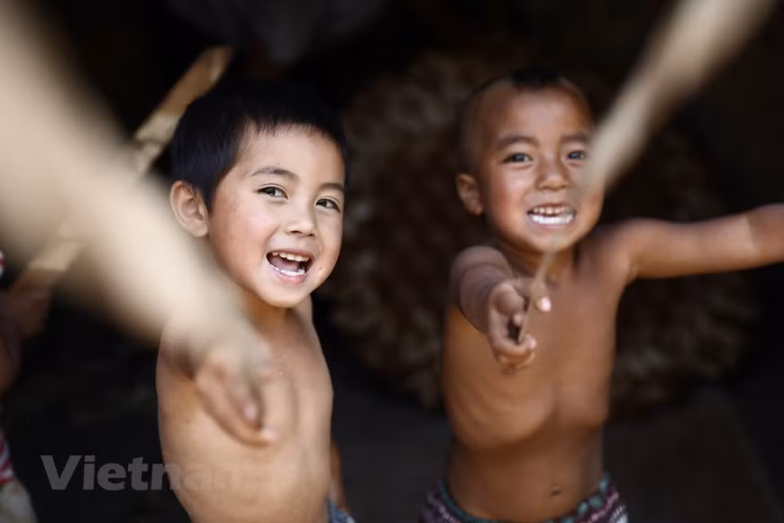 Boys in Choan Then village play a sword fighting game. To have the best view of Y Ty’s cloud-covered region, it is recommended to travel from September to the following April during the dry season, with a possibility of snow. In early April, tourists will also be welcomed by blooming rhododendron trees, covering the region with a pink-violet shade. In May and June when summer rains begin, water flows to the fields, softening dry soil to allow locals to begin planting rice. The brown soil, sparkling water, sun rays and green rice seedlings all create a wondrous picture for tourists. From late August to October, visitors can experience the blooming golden terraced rice fields (Photo: VietnamPlus)
