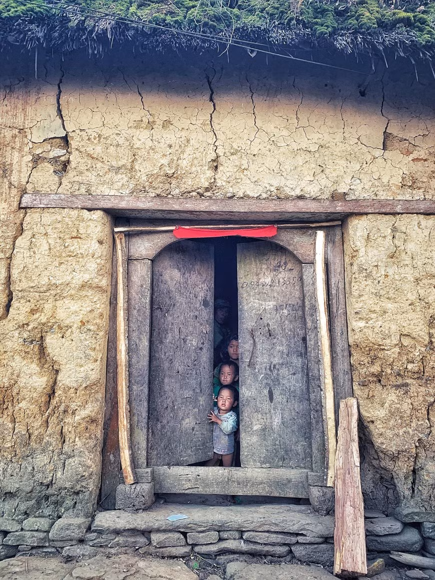 Children stand behind the door of a rammed earth house. ‘Trinh tuong’ houses feature earth walls about 4 – 5 metres high. The building of these houses start at the end of the crop season, from the eighth to the twelfth lunar month, and requires a lot of time, even 4 – 5 months, as well as efforts to complete. Only this type of house can be tolerant of the harsh climate conditions, cold and foggy, in this northern mountainous land. Some ‘trinh tuong’ houses have even been standing for a few hundred years, and now, they have become a magnet for visitors from far and wide (Photo: VietnamPlus)