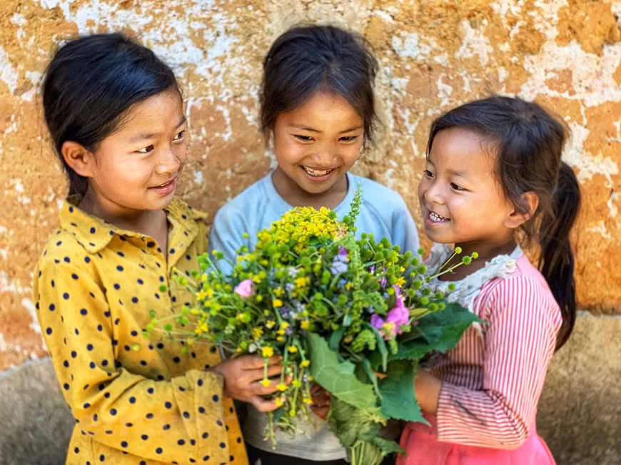 Setting foot in this ancient village of Y Ty commune in Bat Xat district, Lao Cai province, visitors will be attracted for not only unique rammed earth houses here but also the innocent smiles and eyes of Ha Nhi ethnic children. Ha Nhi is one of the 54 ethnic groups in Vietnam and, according to the 2009 population census, has a population of about 22,000. Most of this minority group’s population live in Lao Cai, Lai Chau and Dien Bien, three mountainous border provinces in the north of the country. They gather in villages with about 50 – 60 households each and farm wet rice, crops and livestock as the main livelihoods (Photo: VietnamPlus)