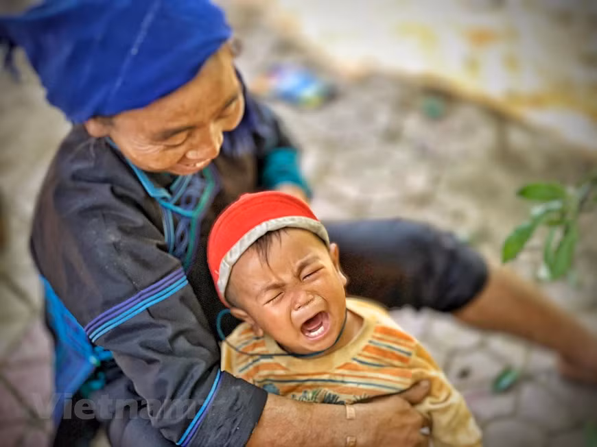 An old woman soothes a crying baby. Aside from rammed earth houses and beautiful terraced paddy fields, communities in Y Ty commune also boast traditions of great significance. Among those traditions is the forest-worshipping ritual or ‘Ga Ma Do’ of the Ha Nhi people. This ritual is observed in the first lunar month to pray for peace, favourable weather, bountiful harvest, and prosperity. Each hamlet of Ha Nhi people has a sacred forest to worship the forest god who protects the village, and they believe that all trees and animals in the forest have their souls. With all of these identities, Y Ty is worthy of a visit for any tourist (Photo: VietnamPlus)