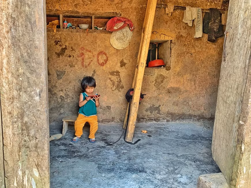 Technology has reached this rural area. Many adults busy with farm work leave their children home with a smartphone to play. Y Ty commune of Lao Cai province is famed among Vietnamese trekkers for its beautiful scenery at cloud level. It was once selected as one of the Best-kept Secrets in Asia Travel by the travel site www.thrillist.com, which said: ‘Y Ty sits atop Vietnam’s highest plateau, offering spectacular views of cloud-reaching mountains and yellow rice patty fields. If you want to experience rural Vietnam without straying far from the tourist centre of Sa Pa, this is your spot.’ This website also suggested tourists get to know locals at Y Ty’s market ‘where surrounding ethnic tribes sell traditional crafts and agricultural goods’ (Photo: VietnamPlus)