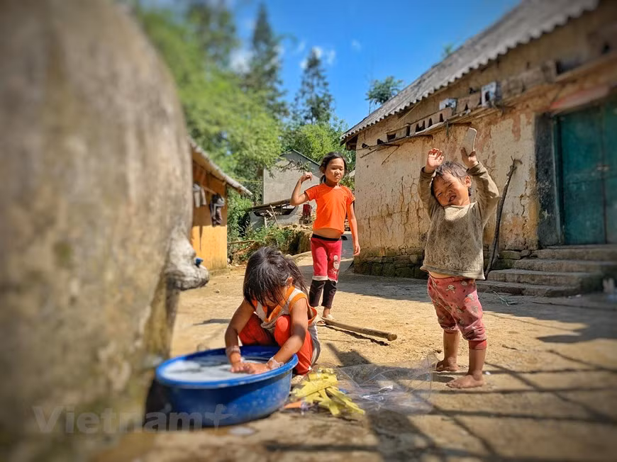 According to the Lao Cai provincial Department of Culture, Sports and Tourism, a number of special cultural identities of the Ha Nhi ethnic group are still preserved in Choan Then village at present such as rammed earth houses, costumes, food, festivals, and traditional folk games. ‘Trinh truong’ houses here are similar to one another in terms of form, structure, space planning and decoration. Each house often covers an area of 60 – 80 square metres, and the wall is 40 – 60 centimetres in thickness and 4 – 5 metres in height. The building of ‘trinh tuong’ houses starts at the end of the harvest season, from the eighth to the twelfth lunar month (Photo: VietnamPlus)
