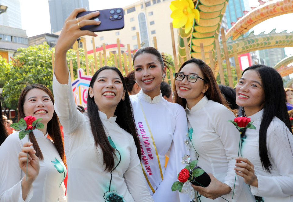 Miss Universe Vietnam 2022 Ngoc Chau checks in with young people. (Photo: VNP/VNA)