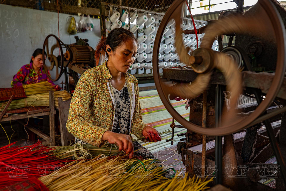 The mat weaving process using industrial machinery reduces time, increases output, and saves on labour. (Photo: VNA)