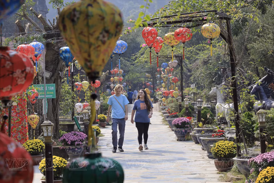 Visitors in the Old Quarter of the Tam Coc tourism site. (Photo: VNP/VNA)