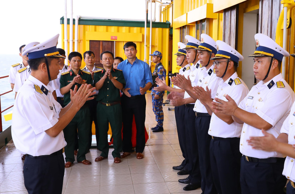 The Naval Region 2 Commander extends Tet wishes and presents gifts to officers and soldiers on duty on the DK1/21 platform. (Photo: VNA)