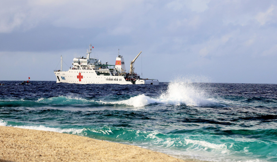 An Bang waves, where “whitecaps” meet, as seen from the sandy shores of An Bang Island in the Truong Sa Archipelago. (Photo: VNA)
