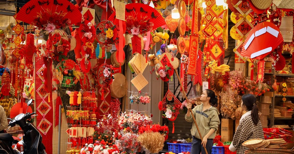 Hang Ma Street is ready to welcome in the Lunar New Year. (Photo: VNA)