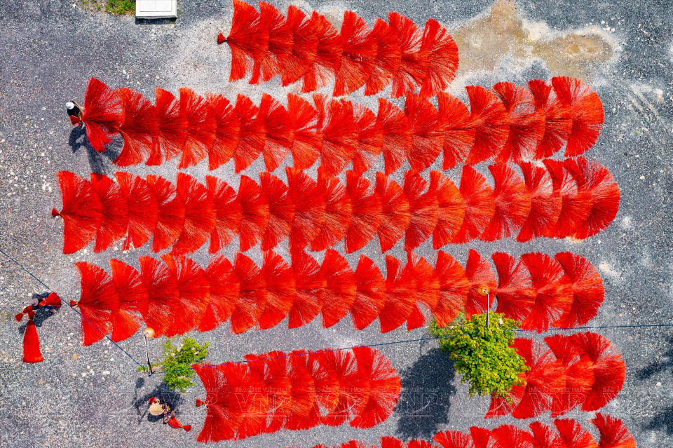 Red-dyed rattan mats are sun-dried. (Photo: VNA)