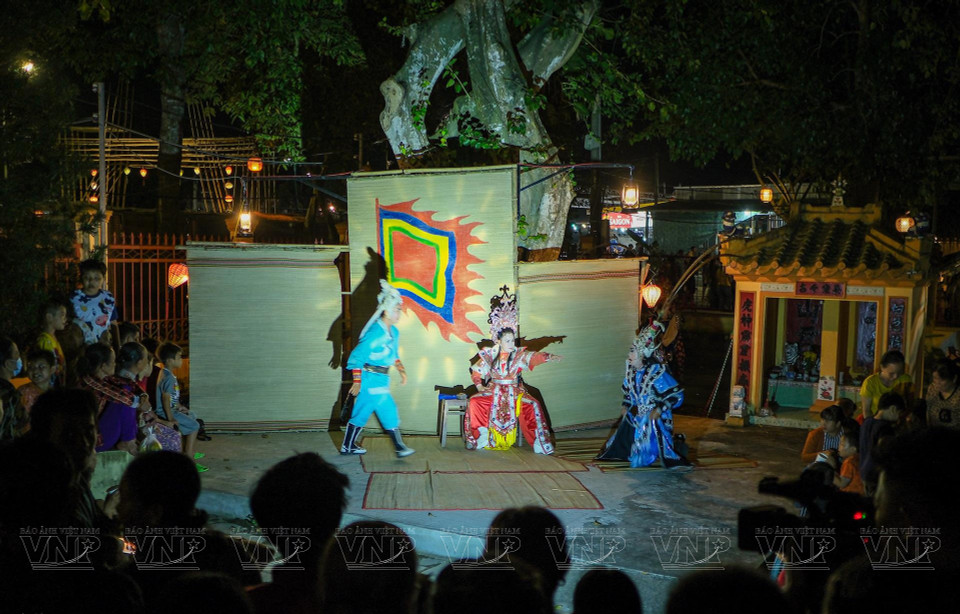 Artistic performances are held at Dinh Yen Temple in the mat village on weekends and special festive occasions. (Photo: VNA)