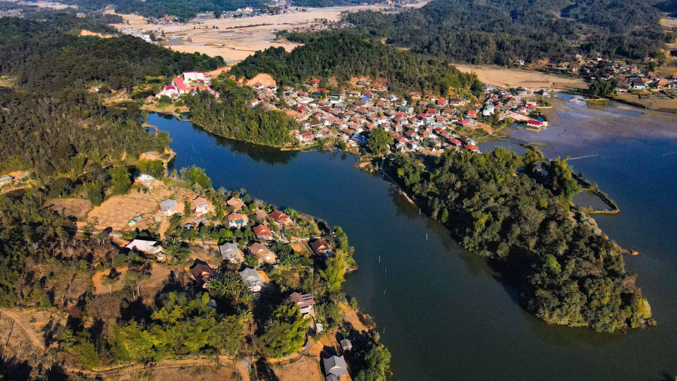 Villages are scattered around Pa Khoang Lake, the largest reservoir in Dien Bien province. (Photo: VNA)