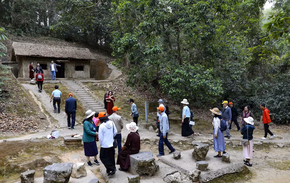 Tourists visit the operational bunker of General Vo Nguyen Giap at the Command Headquarters of the Dien Bien Phu Campaign. (Photo: VNA)