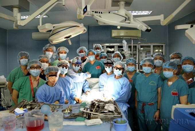The surgical team at Military Hospital 103 successfully performs its first lung transplant from a living donor on February 21, 2017. (Photo: VNA)