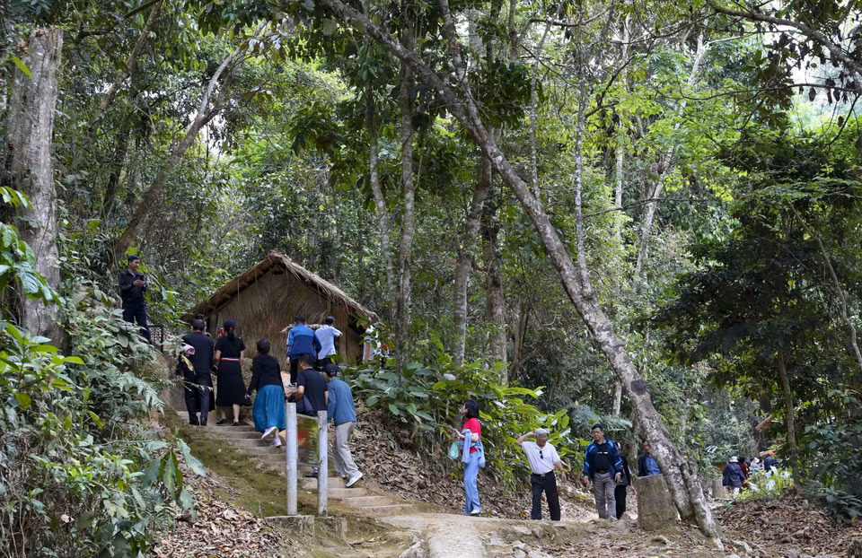 Tourists visit the operational bunker of General Vo Nguyen Giap at the Command Headquarters of the Dien Bien Phu Campaign. (Photo: VNA)