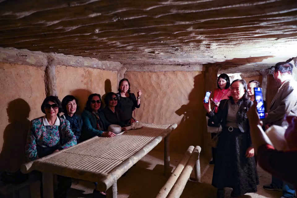 Tourists visit and take photos at the bunker where General Vo Nguyen Giap worked at the Dien Bien Phu Campaign Headquarters Monument. (Photo: VNA)