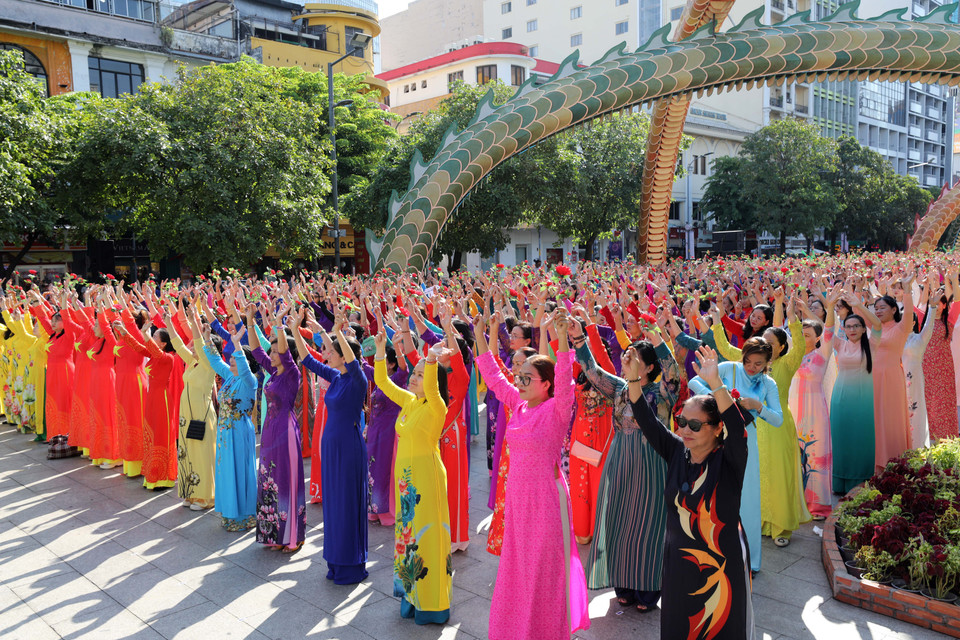 The Ao dai showcase forms part of the 10th Ho Chi Minh City Ao Dai Festival in 2024. (Photo: VNP/VNA)