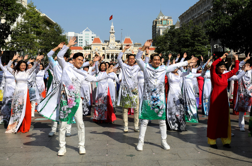 Over 5,000 people participate in the ao dai procession along Nguyen Hue pedestrian mall. (Photo: VNP/VNA)