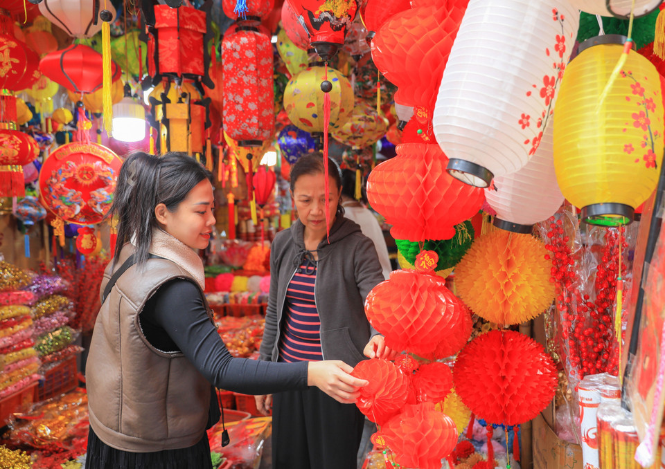 A lantern store featuring predominantly red colours on Hang Ma Street. (Photo: VNA)
