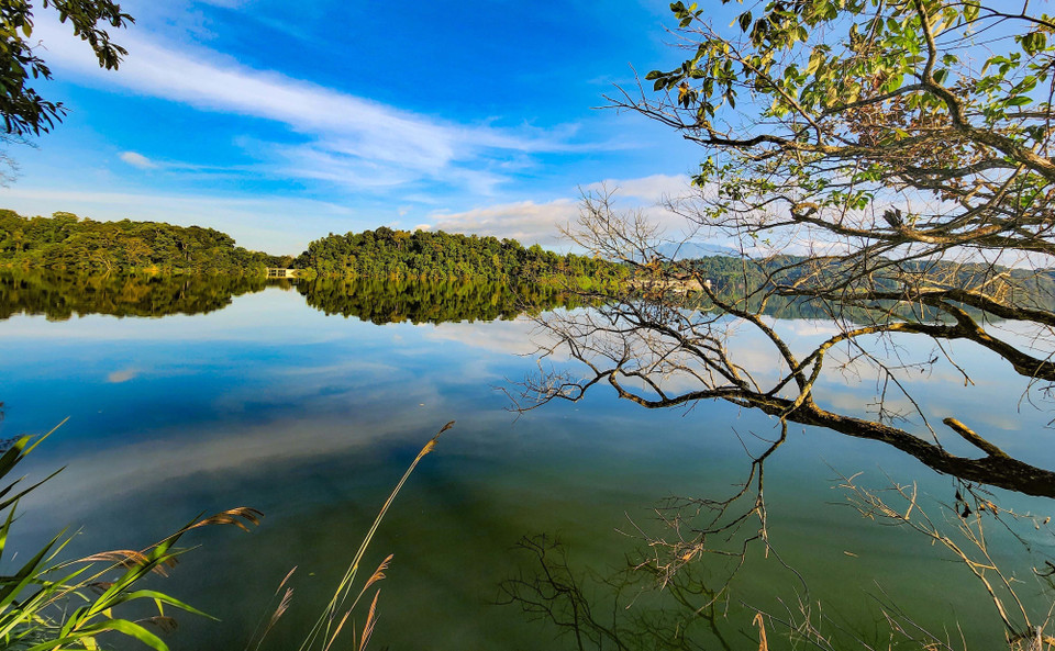 Pa Khoang Lake is nestled among majestic natural surroundings and boasts a refreshing climate and abundant lush vegetation. (Photo: VNA)