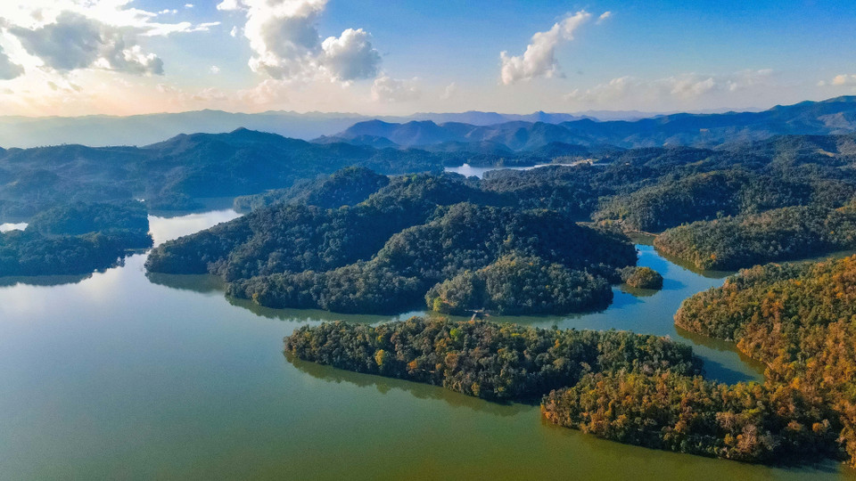Pa Khoang Lake is dotted with numerous small and large islands, creating a picturesque landscape. (Photo: VNA)