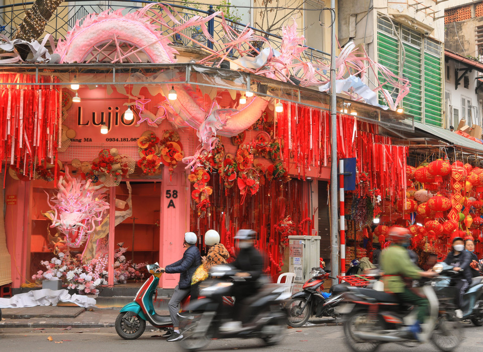 A shop on Hang Ma Street is garnished with a model of a dragon - the zodiac animal of the Lunar New Year 2024. (Photo: VNA)