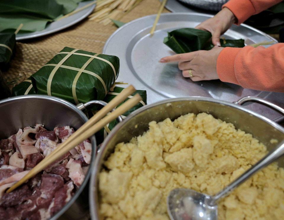 For generations, square glutinous rice cakes, known as “banh chung”, have been a joyful symbol of Tet. Despite changes in society, the tradition of making and sharing “banh chung” remains a vital aspect of Vietnamese culture.
