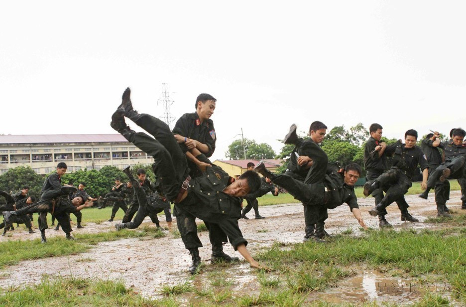 The Mobile Police Force continually innovates its content, programmes, and methods to enhance the effectiveness of training, and stands ready to address situations that disrupt security and order and tackle armed riots and terrorism. It is deserving of the title of “steel shield” protecting the Party, State, and the people. (Photo: VNA)