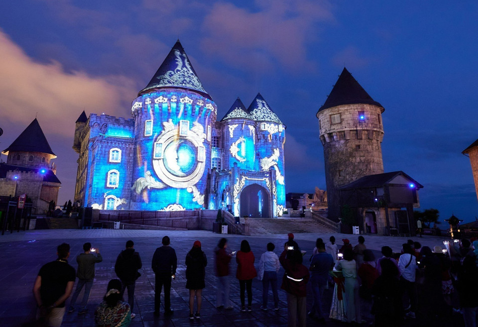 Tourists enjoy a hyper-realistic 3D mapping show at Sun World Ba Na Hills. (Photo: VNA)