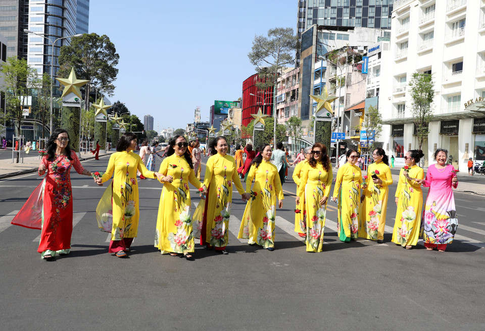People dressed in vibrant ao dai attend the ao dai procession themed “I love Vietnamese ao dai”. (Photo: VNP/VNA)