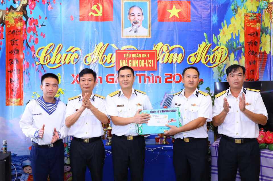 The Party Committee and High Command of Naval Region 2 present gifts to officers and soldiers on DK1/21 platform. (Photo: VNA)