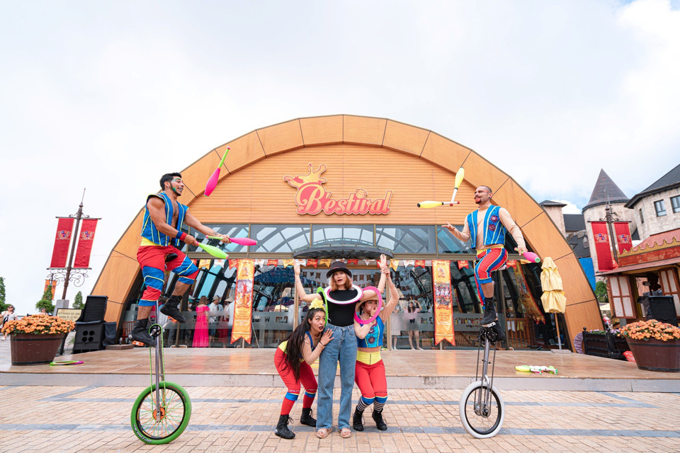 Artistic performances at a festival at Sun World Ba Na Hills. (Photo: VNA)