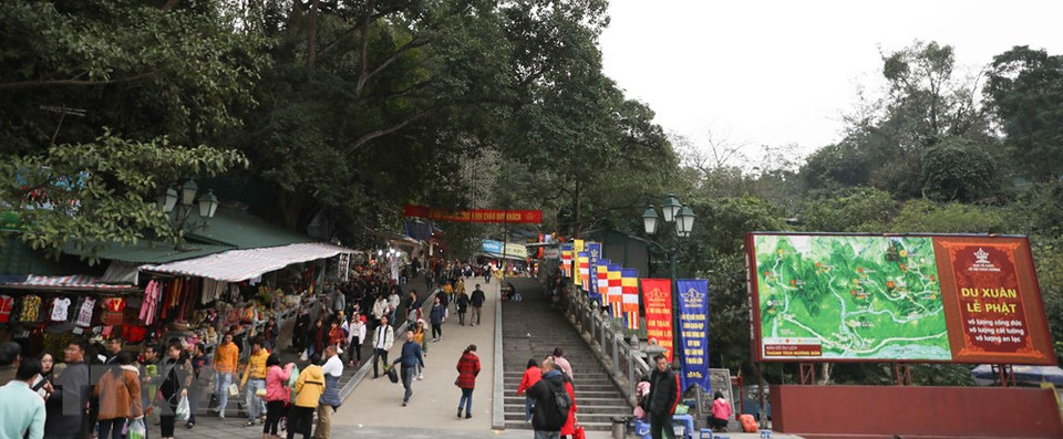 Built in the late 17th century, the Huong Pagoda Complex has a large number of pagodas, temples and caverns filled with marvelous stalactites and stalagmites (Photo: VNA)
