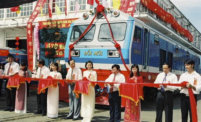 Ceremony to hand over 10 locomotives produced by China in Ho Chi Minh City, December 27, 2002 (Photo: VNA)